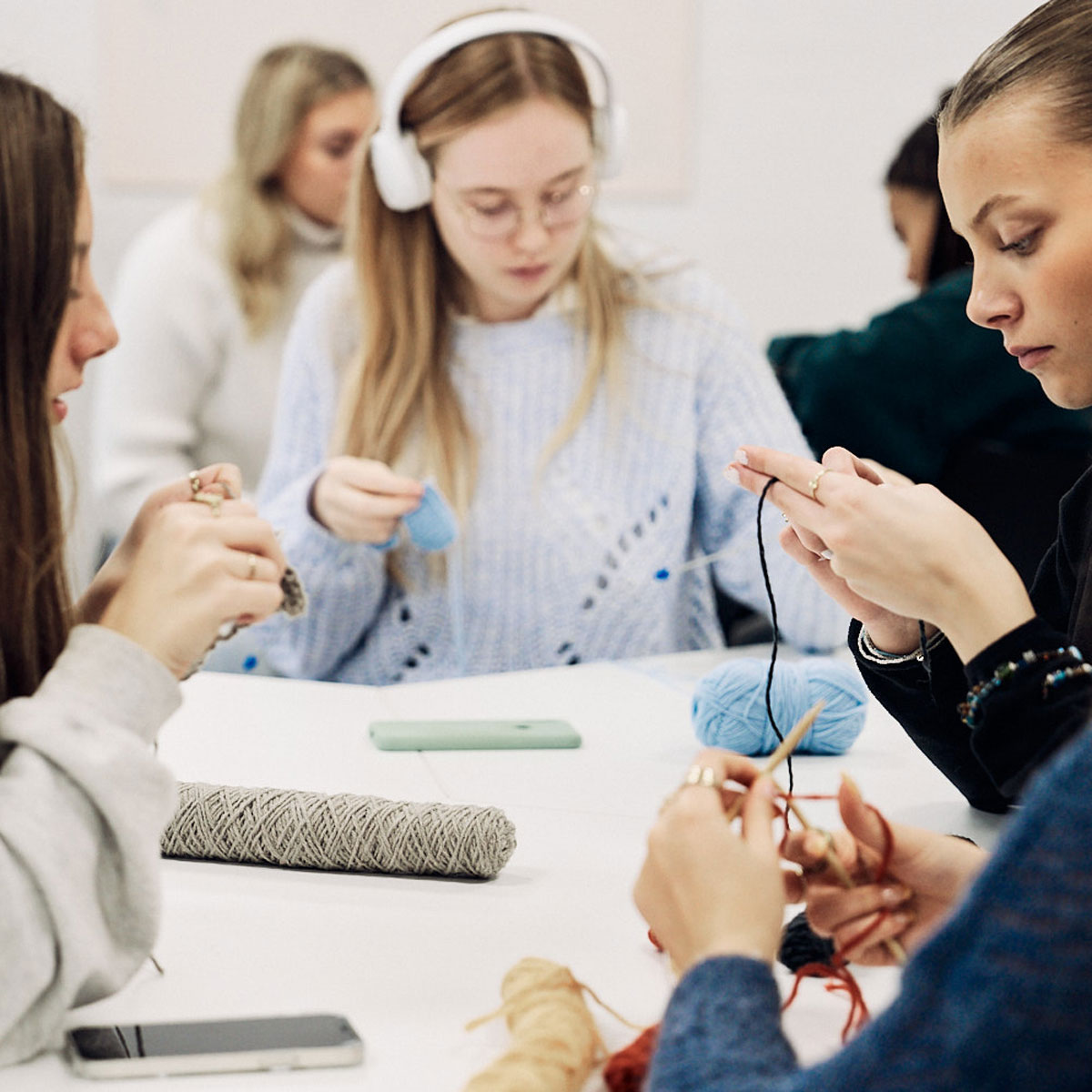 Strik-på-Tønder-Gymnasium Piger strikker på Tønder Gymnasium
